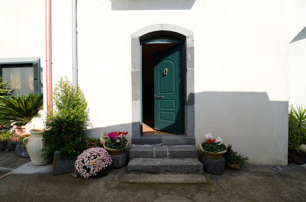 bed-breakfast-etna-dimora-dell-etna-milo-porta-ingresso